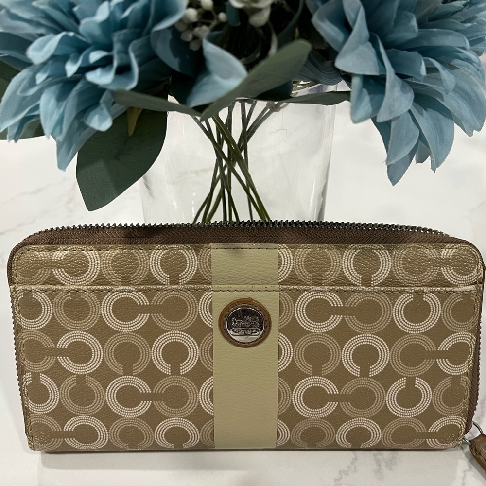 Authentic Coach Large Zipper Classic "C" Wallet (Tan/Brown)